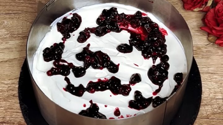 Dort z listového těsta s krémem a džemem