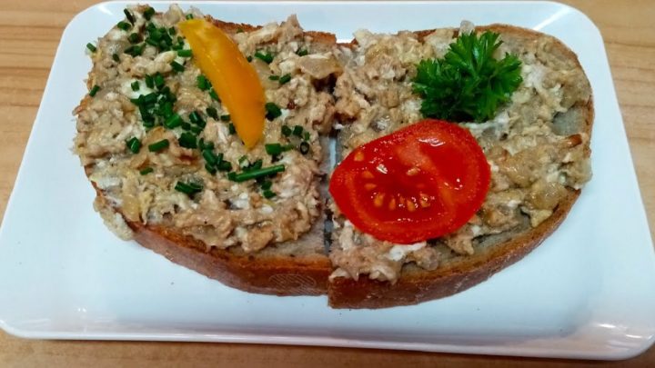 Drožďová pomazánka s cibulí a vejci Drožďová pomazánka s cibulí a vejci