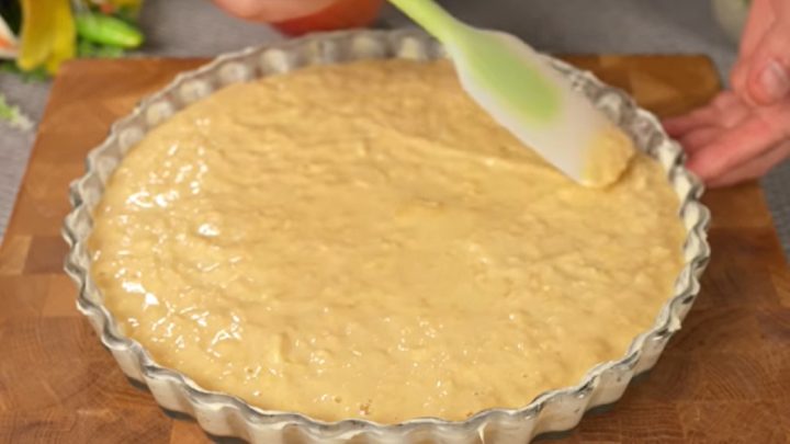 Jablečný koláč s broskvovým džemem