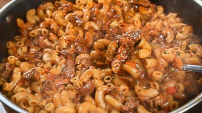 Hovězí ragú s těstovinami a petrželkou