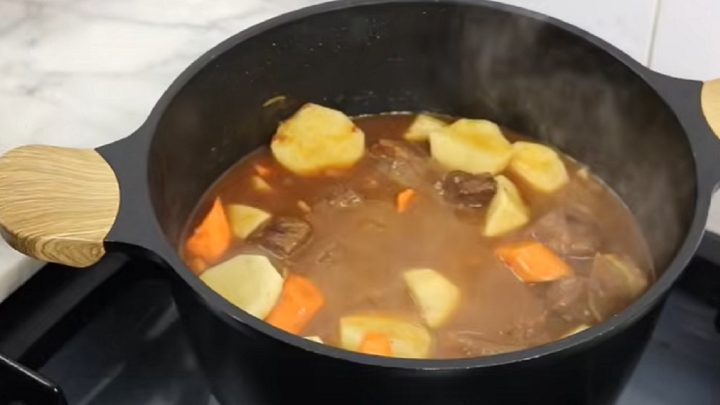 Dušené hovězí na víně se zeleninou