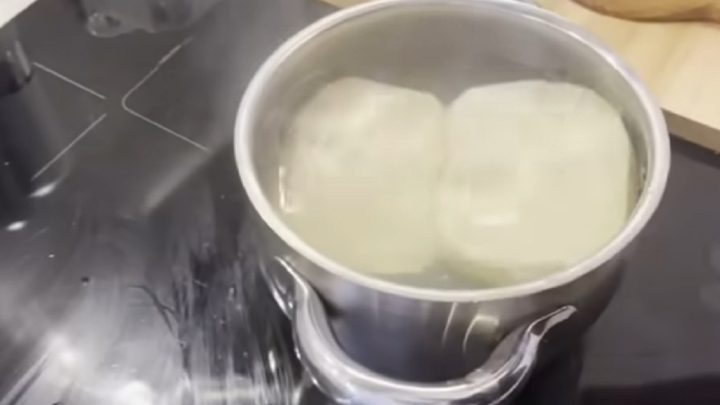 Smažené celerové řízky se švédskou omáčkou