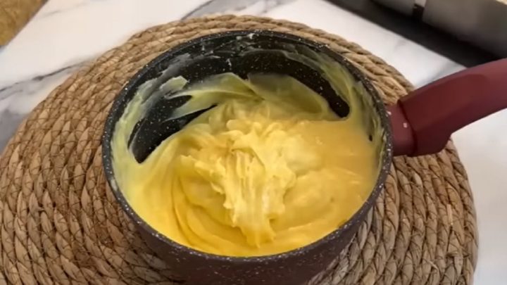 Ořechové řezy se žloutkovým krémem