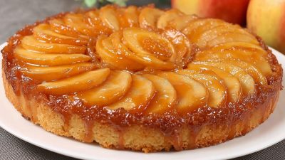 Jablečný koláč s broskvovým džemem