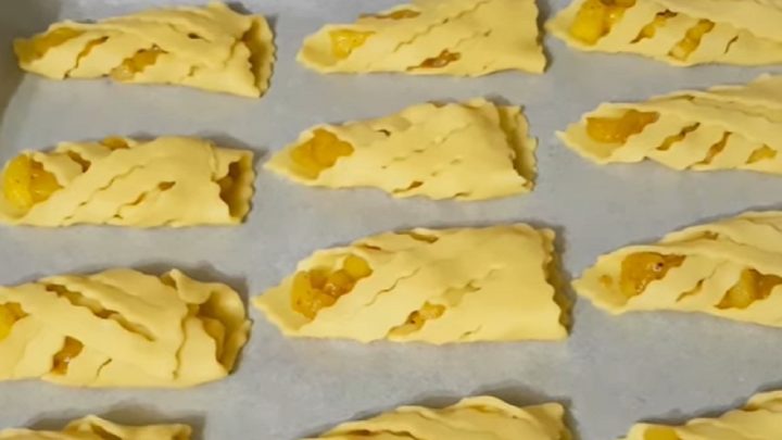 Křehké jablečné šátečky se skořicí