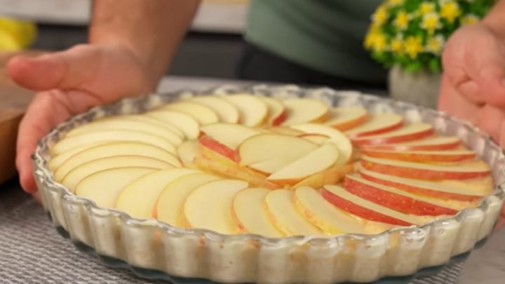 Jablečný koláč s broskvovým džemem