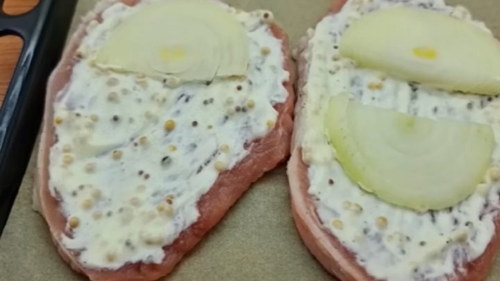 Zapečené kotlety s cibulí a sýrem