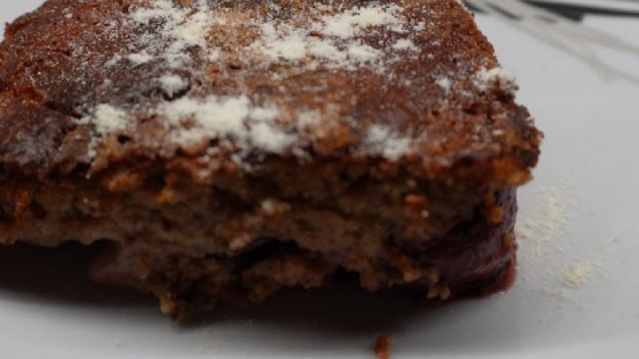 Švestkový hrnkový koláč se skořicí