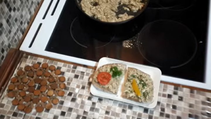 Drožďová pomazánka s cibulí a vejci