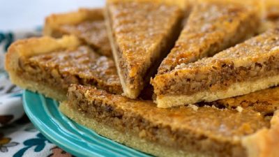 Křehký koláč s ořechovou náplní