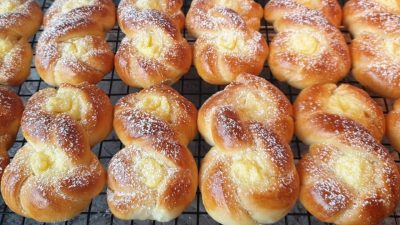 Kynuté uzlíky s pudinkem a vanilkou