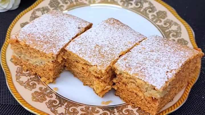 Litý jablečný koláč se skořicí a cukrem