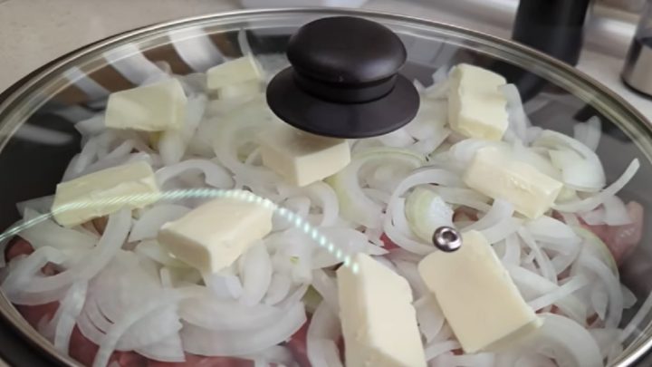 Hovězí kostky na cibulce a česneku