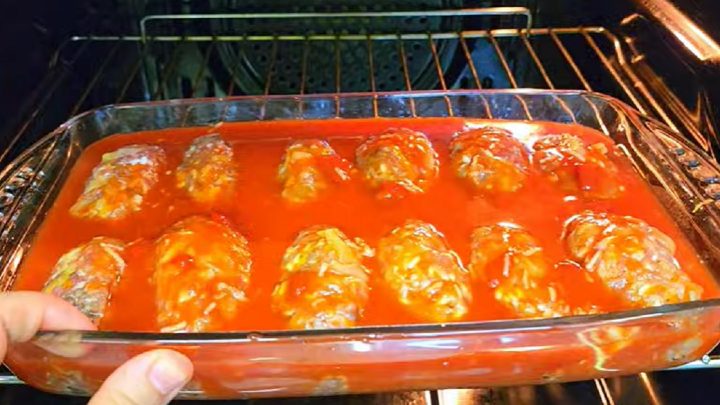 Masové karbanátky se zelím v rajčatové omáčce