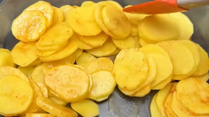 Rychlé zapečené brambory s klobásou a sýrem