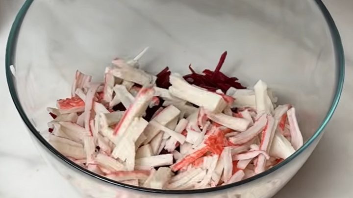 Řepový salát s krabími tyčinkami
