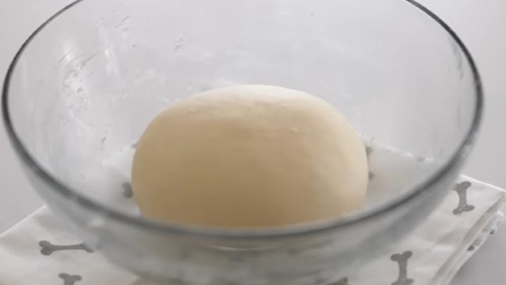 Domácí donuty v cukru z kynutého těsta