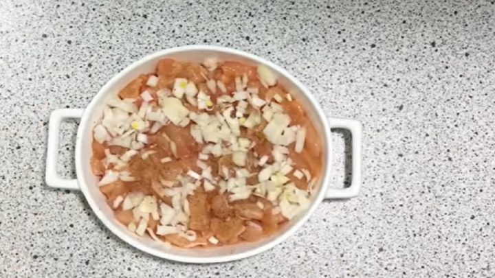 Rychlý kuřecí nákyp se smetanou a rajčaty