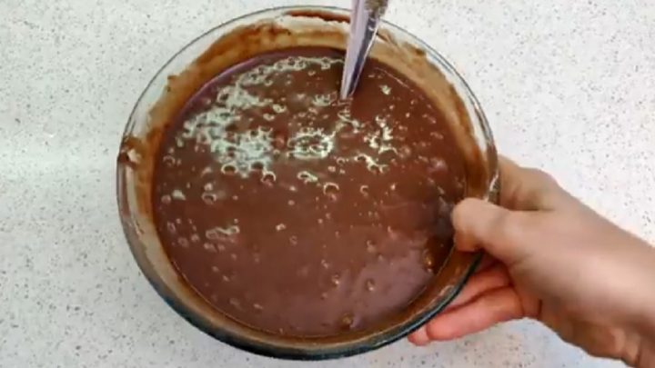 Kakaový koláč s banánem a vanilkou