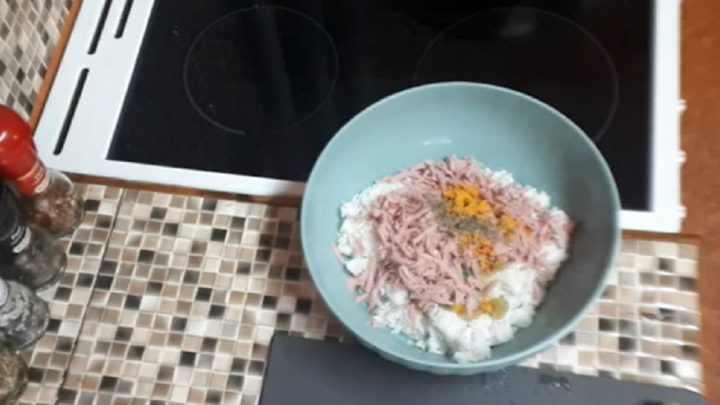 Placky ze zbylé rýže se salámem