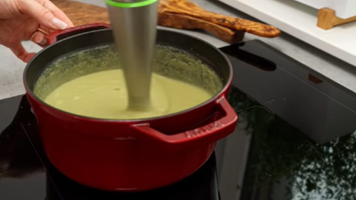 Polévka z pečené brokolice a česneku