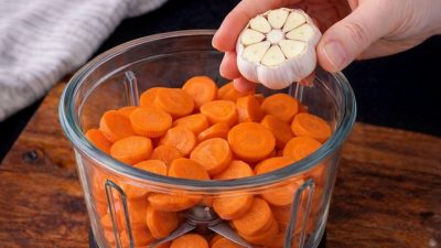 Mrkvová pomazánka s česnekem