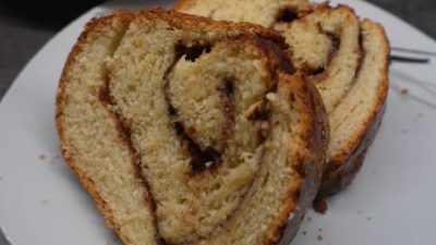 Kynutá skořicová bábovka se smetanou