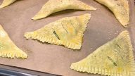 Křehké špenátové trojúhelníčky z listového těsta