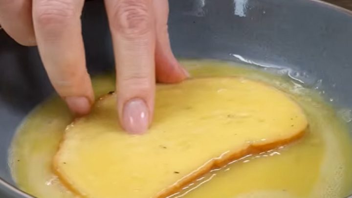 Vaječné chleby se sýrem a klobásou