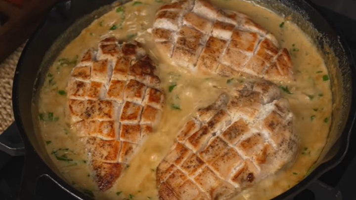 Kuřecí prsa s cibulovou omáčkou