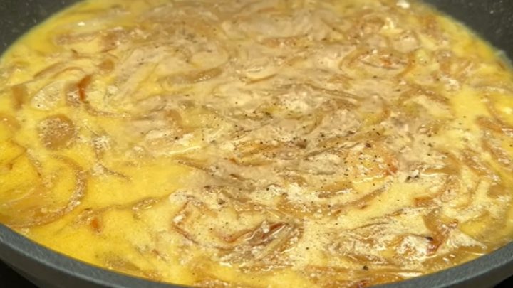 Smažené zelí v cibulové omáčce