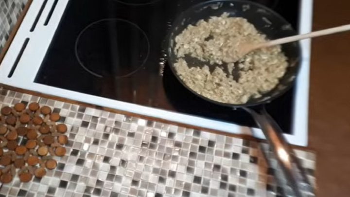 Drožďová pomazánka s cibulí a vejci