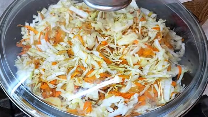 Masové karbanátky se zelím v rajčatové omáčce