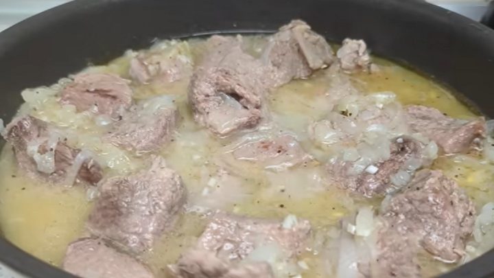 Hovězí kostky na cibulce a česneku