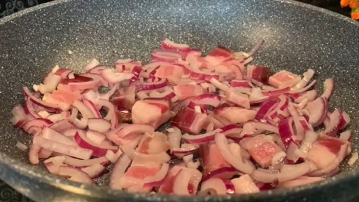 Sedlácké brambory se slaninou a cibulí