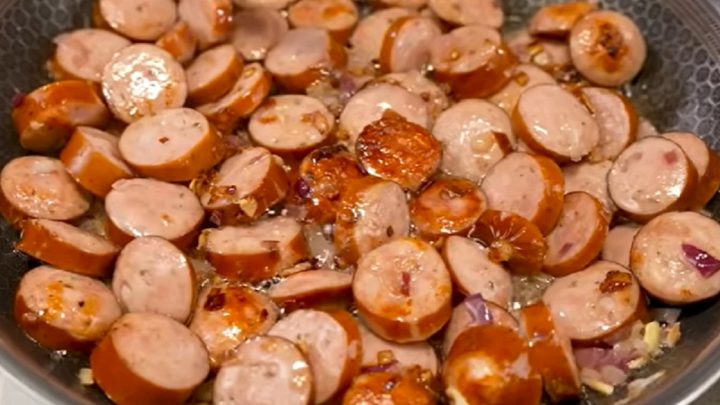 Rychlé těstoviny s klobásou a rajčaty