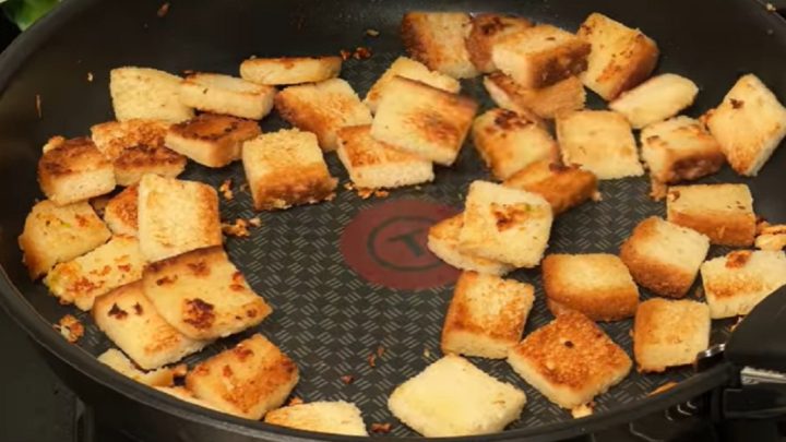 Krémová cibulačka s máslovými krutony