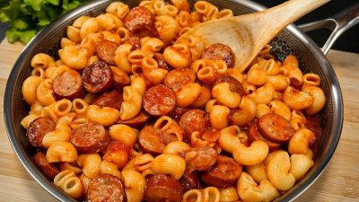 Rychlé těstoviny s klobásou a rajčaty