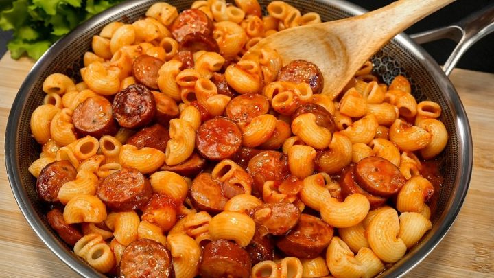 Rychlé těstoviny s klobásou a rajčaty