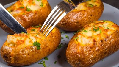 Pečené brambory plněné slaninovou směsí
