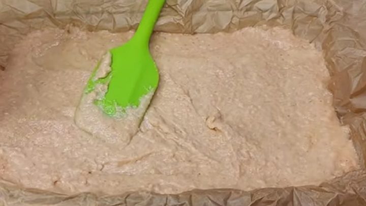 Litý jablečný koláč se skořicí a cukrem