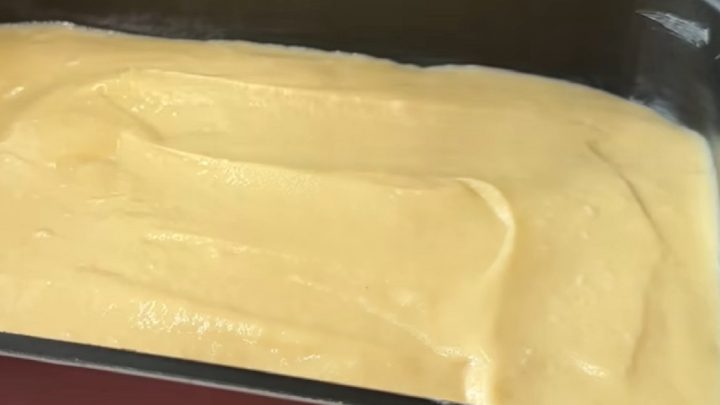 Strakatý koláč s jogurtem a marmeládou