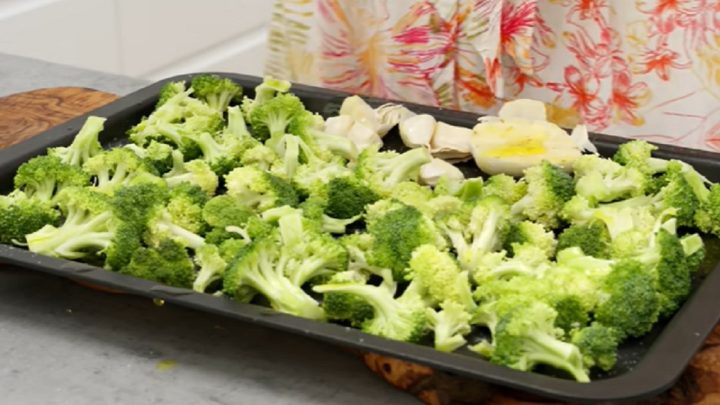 Polévka z pečené brokolice a česneku