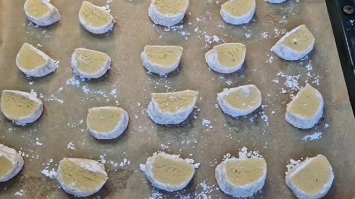 Popraskané křehké citrónové sušenky