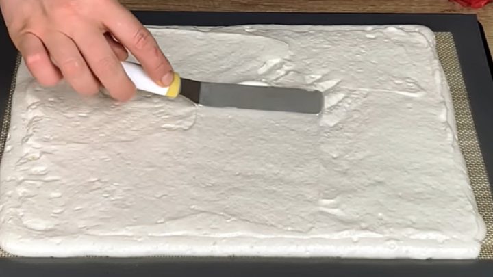 Pusinková roláda s krémem z bílé čokolády