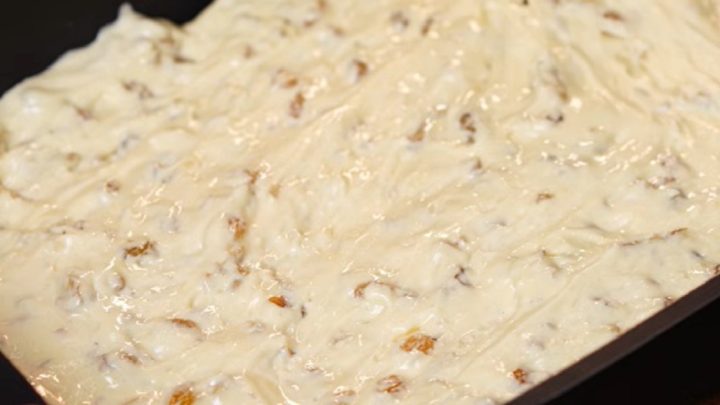 Líný koláč s ořechy a rozinkami