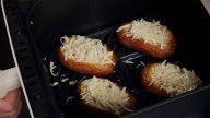 Pečené brambory plněné slaninovou směsí