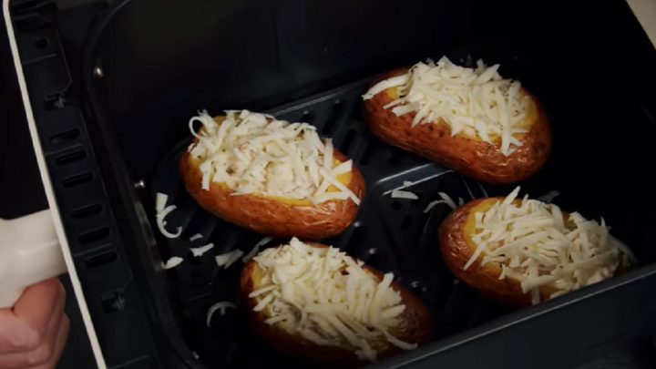 Pečené brambory plněné slaninovou směsí