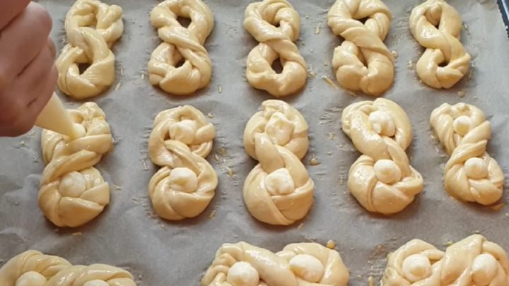 Kynuté uzlíky s pudinkem a vanilkou