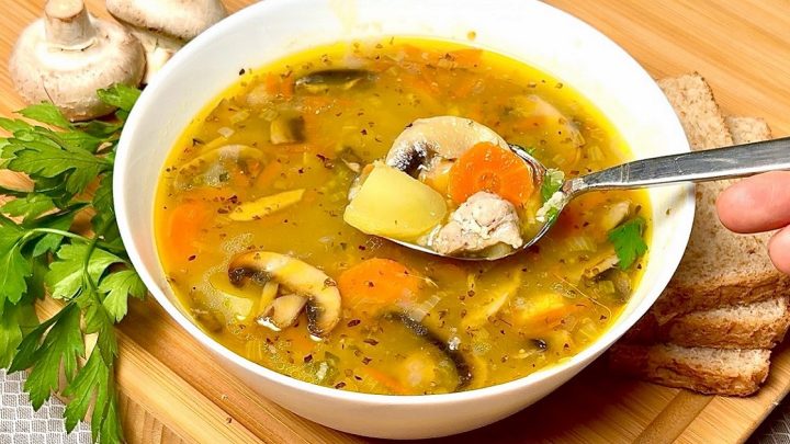 Poctivá kuřecí polévka s rýží a žampiony Poctivá kuřecí polévka s rýží a žampiony